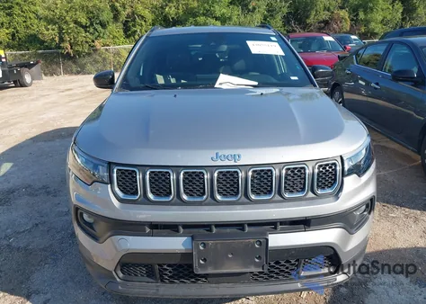 2024 Jeep Compass Latitude 4X4 z USA, uszkodzony, nr VIN 3C4NJDBN2RT607133